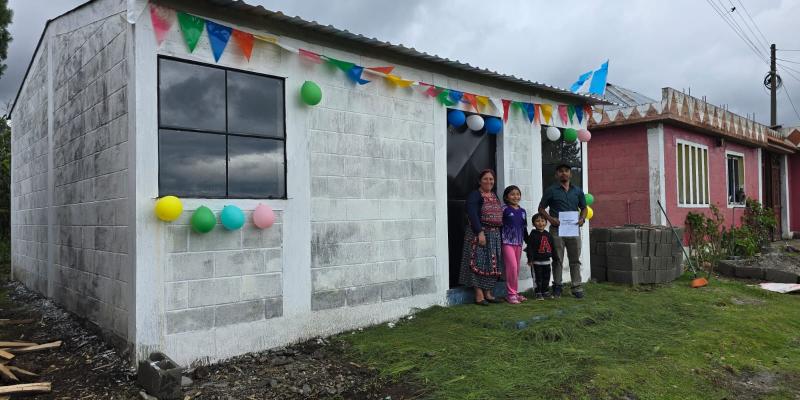 Entregan viviendas a familias de la aldea Pachoc, Totonicapán