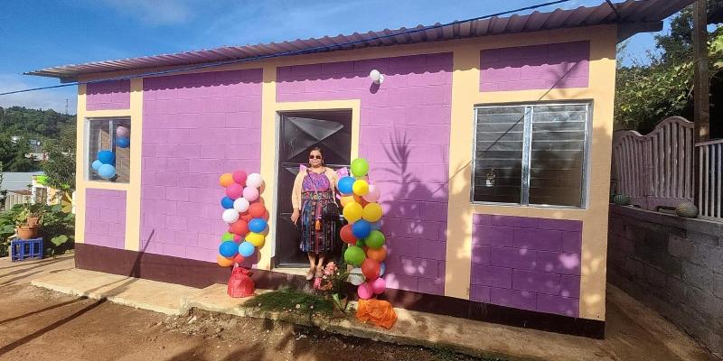 Familias de Chimaltenango reciben las llaves de su casa propia