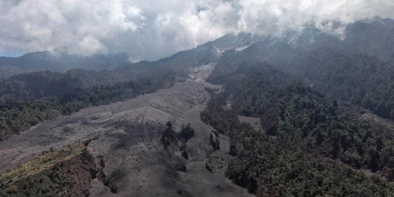 Avalanchas de material volcánico llegan al límite de la vegetación en el Volcán de Fuego