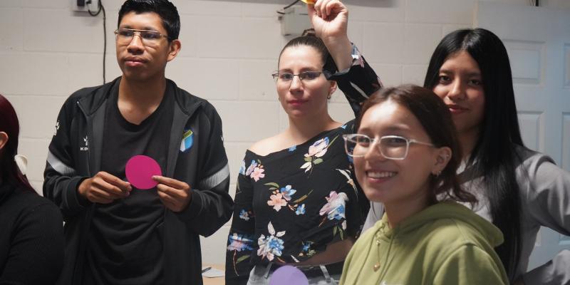 Trabajadores aprenden con empatía para una atención inclusiva