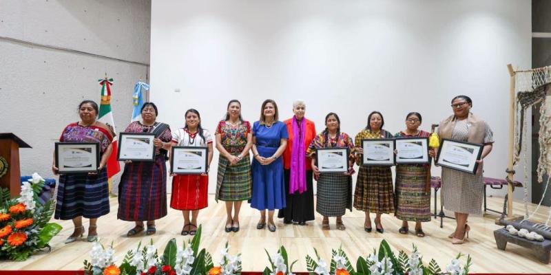 Siete mujeres indígenas destacadas reciben la Orden Ütz Samaj