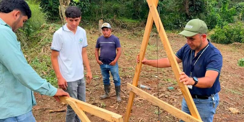 Trazo de curvas a nivel y siembra de hortalizas benefician a productores de Zacapa