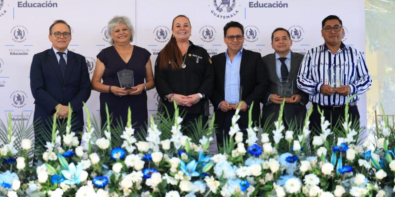 Mineduc presenta y fortalece radios educativas  