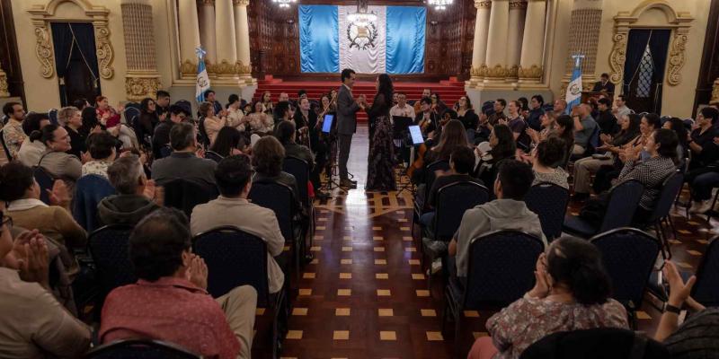 Sábados Clásicos se despidió con un concierto entre cuerdas y voces  Con un repertorio que reunió obras nacionales y universales, “Sábados Clásicos” cerró una temporada dedicada a acercar la música académica al público.  La decimoquinta y última edición del año de “Sábados Clásicos” cerró su ciclo el pasado 19 de septiembre en el Salón de las Banderas del Palacio Nacional de la Cultura. Organizada por el Departamento de Instituciones Artísticas de la Dirección de Fomento de las Artes, esta gala ofreció un r