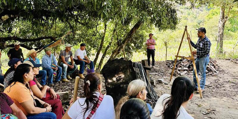 Promueven conservación de suelos y recursos hídricos en Santa Cruz El Chol